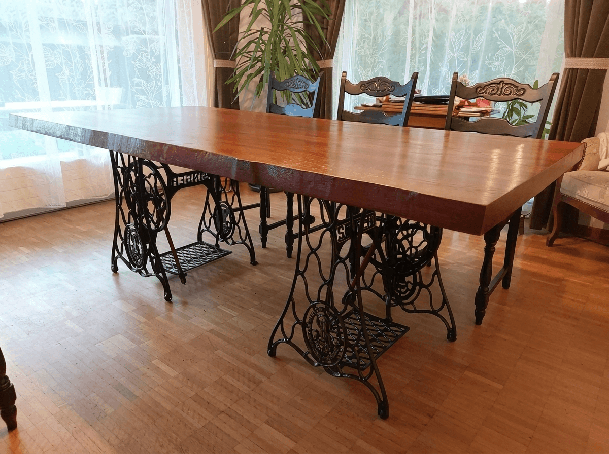 Table à plateau bois sur piètement en fonte